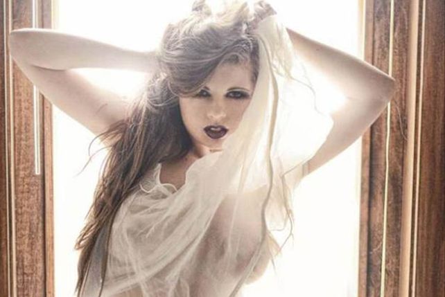 Furor por las lolas de una modelo que se filmó en cámara lenta