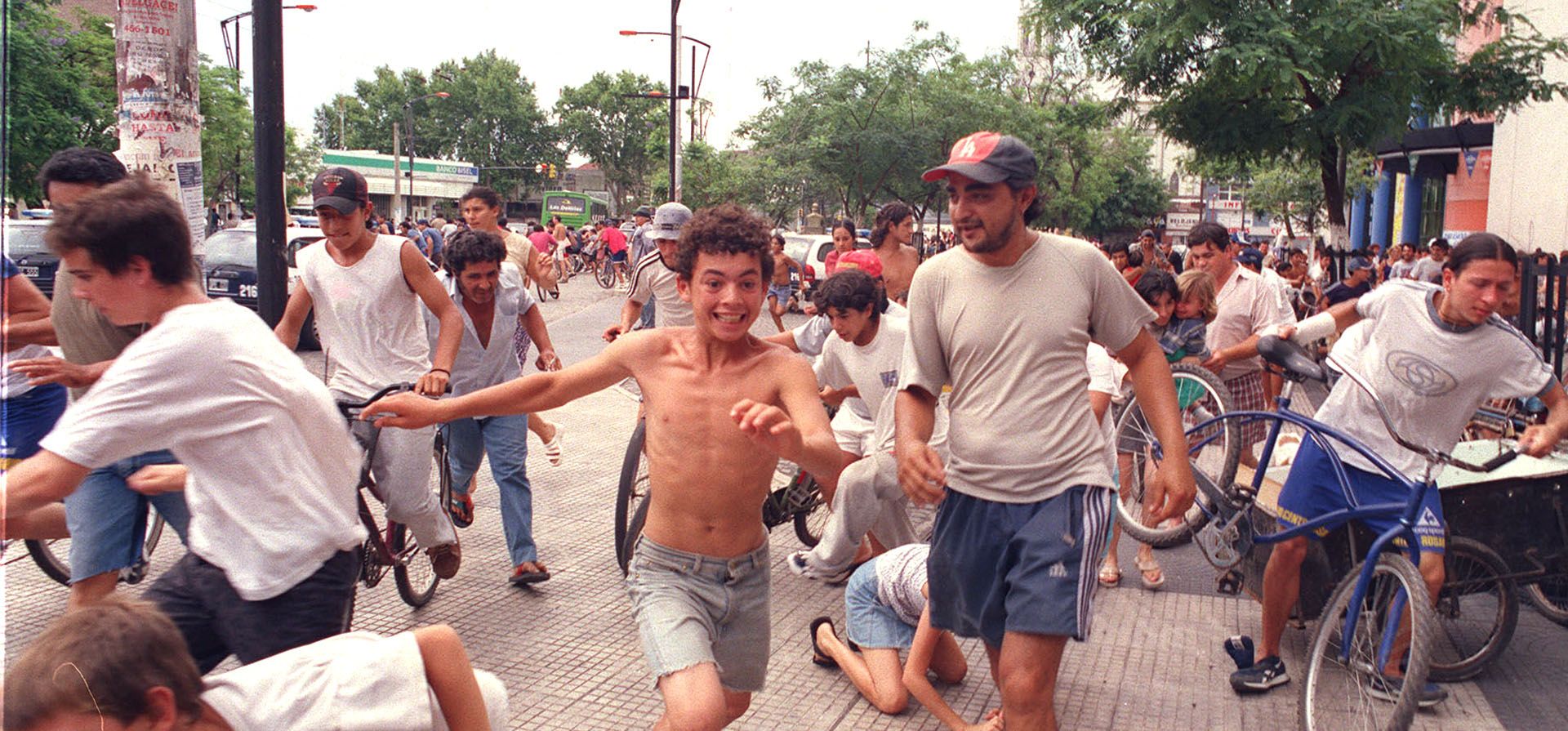 19/12/2001. Manifestantes se dispersan ante la llegada de la policía al supermercado La Reina de San Martín y Saavedra.