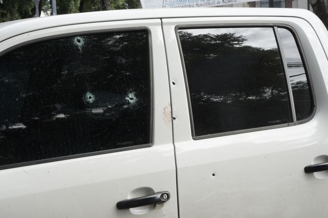 La camioneta de Diego G. quedó perforada por los balazos.