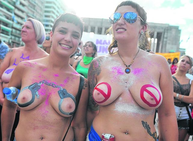 Con todo al aire. Dos chicas se suman a la movida en el Patio Cívico.