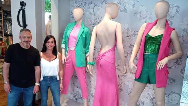 Luis y Betina derraman simpatía en el local de Córdoba y Presidente Roca donde abundan los colores estridentes de temporada.