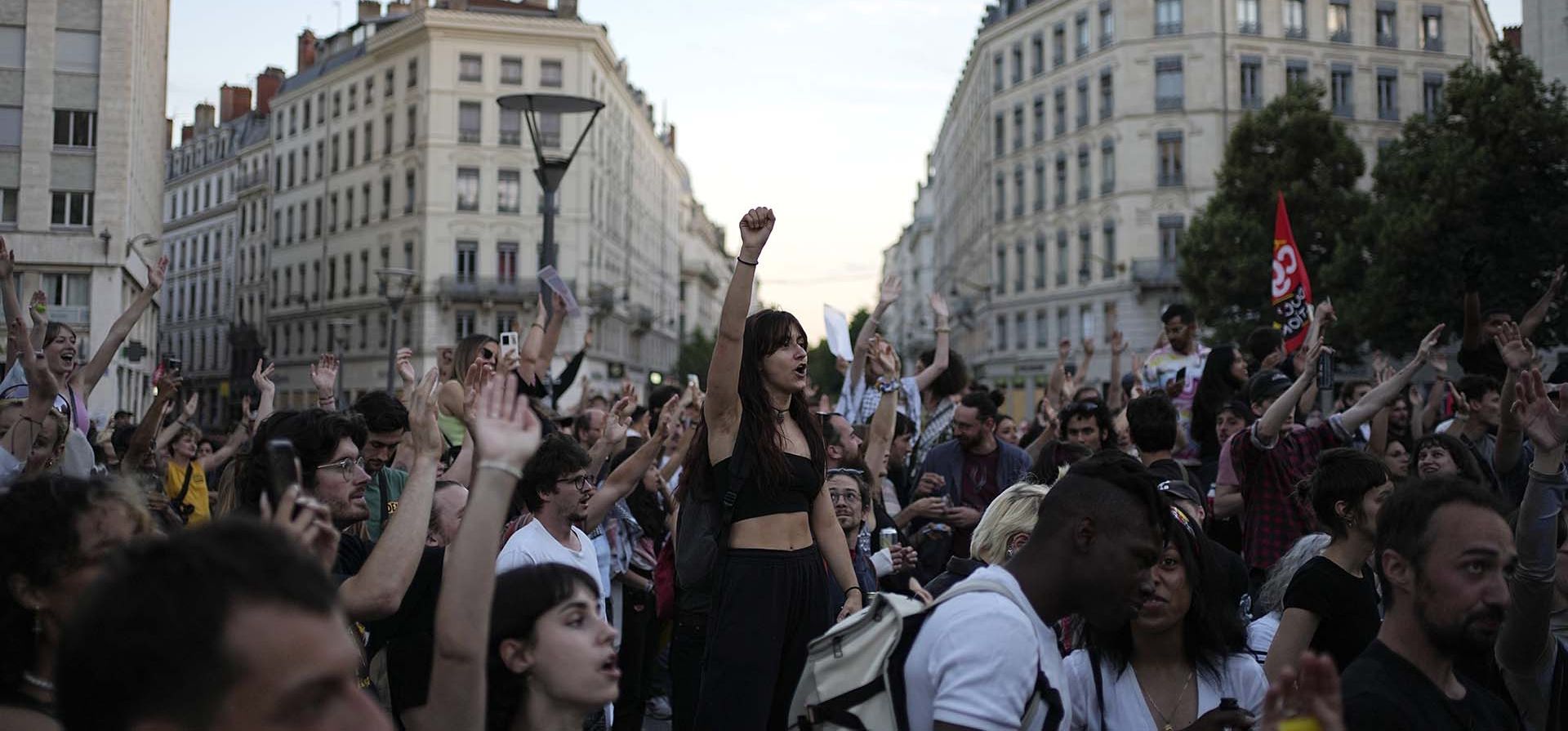 Un grupo de personas reaccionan al enterarse de los resultados de las elecciones francesas en Lyon, en el centro de Francia, el 7 de julio del 2024. (Foto AP/Laurent Cipriani) Un grupo de personas reaccionan al enterarse de los resultados de las elecciones francesas en Lyon, en el centro de Francia, el 7 de julio del 2024. (Foto AP/Laurent Cipriani)