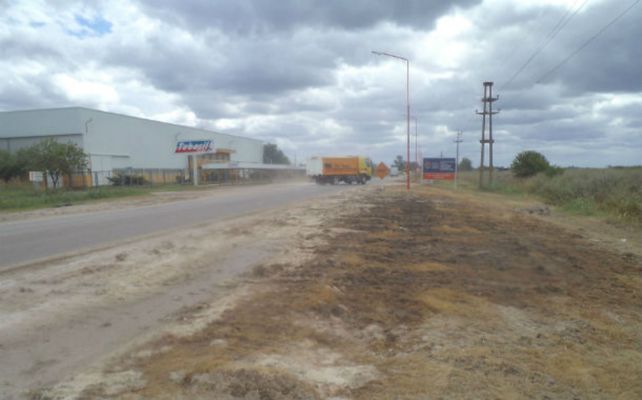 El accidente. La tierra de la banquina donde cayeron 18 mil litros del herbicida generó un daño ambiental.