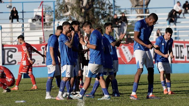 El desahogo de los jugadores de Argentino tras derrotar a Muñiz. Ahora enfrenta a Defensores de Glew para seguir en la Primera C.