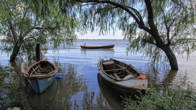 La crisis empuja a más gente a buscar su sustento en el río