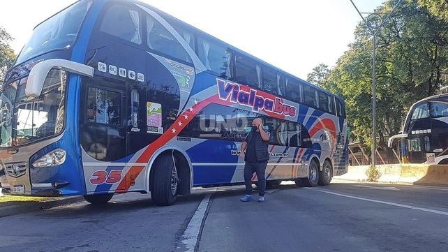 Reclamo de transportistas de turismo autoconvocados. Hace un mes se manifestaron durante más de 50 horas ininterrumpidas en la zona de la Terminal de Ómnibus. Este martes