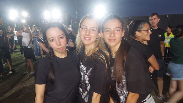 Amigas disfrutando de la previa del show