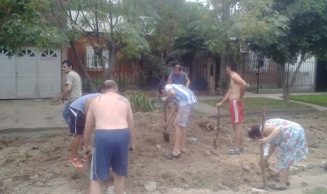 Vecinos de barrio Fonavi se organizaron para tapar un gran pozo