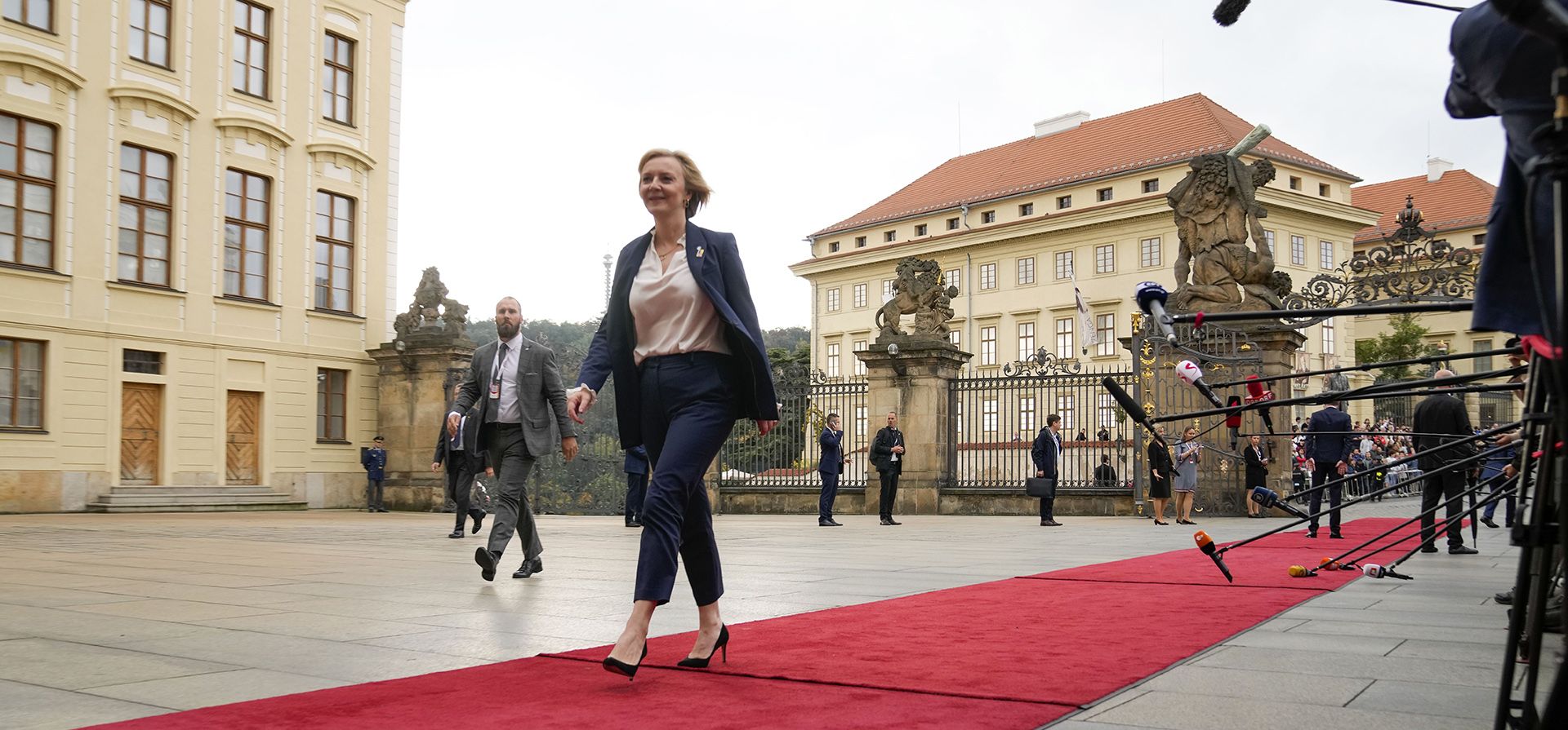 La primera ministra británica Liz Truss llega a una reunión de la Comunidad Política Europea en el Castillo de Praga en Praga, República Checa, el jueves 6 de octubre de 2022. Líderes de alrededor de 44 países se reúnen el jueves para lanzar una