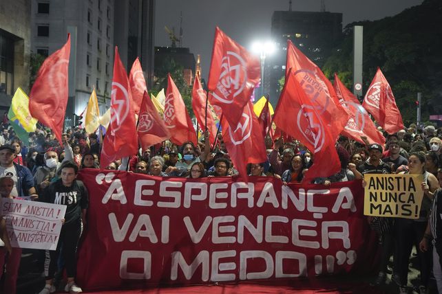 Manifestación por la democracia y contra el intento de golpe en San Pablo. Marchan con una pancarta que dice en portugués "La esperanza vencerá al miedo".