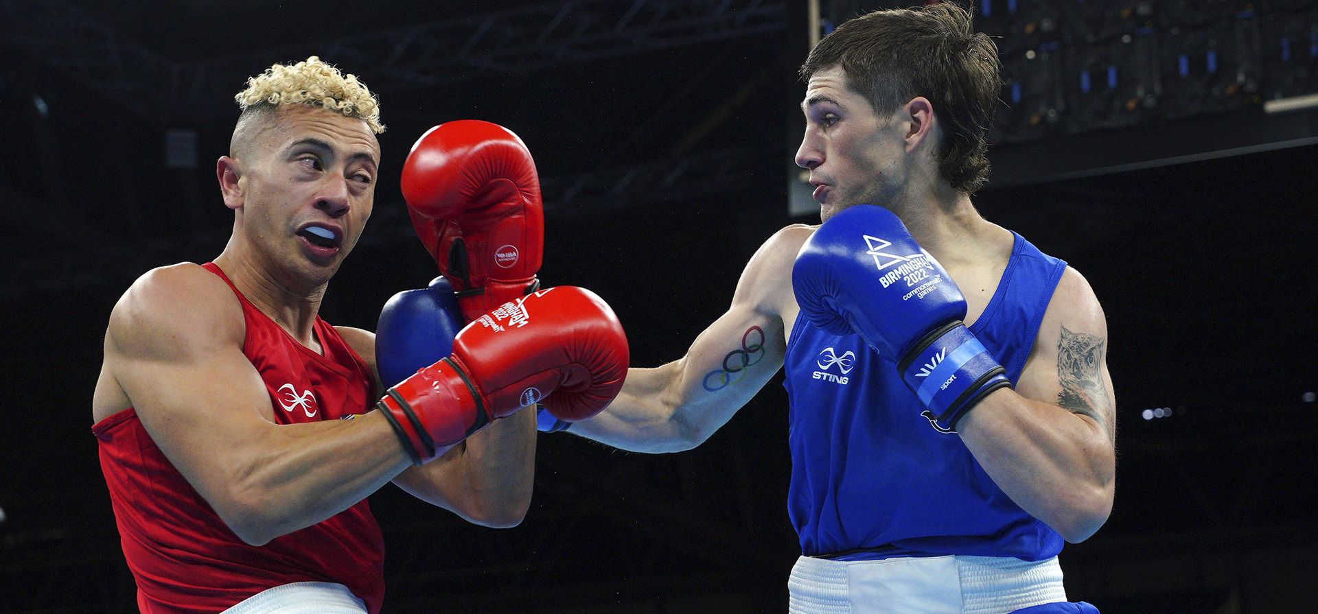 De Niro Pao de Niue, a la izquierda, y Wyatt Sanford de Canadá en acción durante el combate de más de 60 kg-63,5 kg (Welter ligero) - Ronda de 32 en el NEC el primer día de los Juegos de la Commonwealth de 2022 en Birmingham, Inglaterra, el viernes 29 de julio de 2022.
