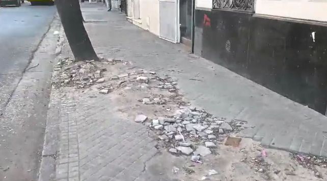 Así está la vereda del frente del Colegio de Bioquímicos en Santa Fe al 1800.