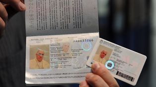 El Papa renovó DNI y pasaporte para seguir viajando como argentino