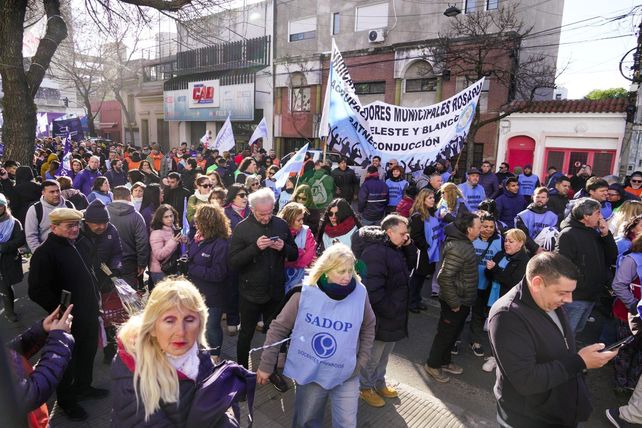 Manifestación frente a la iglesia de San Cayetano. Tras la misa, los militantes marcharon hacia el Monumento en protesta contra Javier Milei.