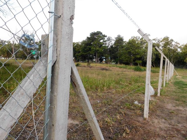 Los delincuentes se llevaron varios metros de alambrado