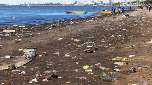 La playa de la zona norte de la ciudad estaba ayer sembrada de botellas