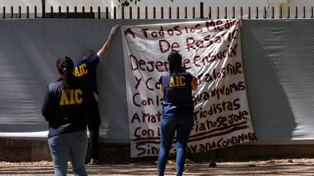 Efectivos policiales descuelgan la amenaza con el cartel anónimo que apareció en Canal 5.&nbsp;
