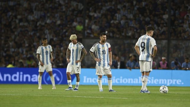 Argentina recibió el golpe del gol de Uruguay al final del primer tiempo.
