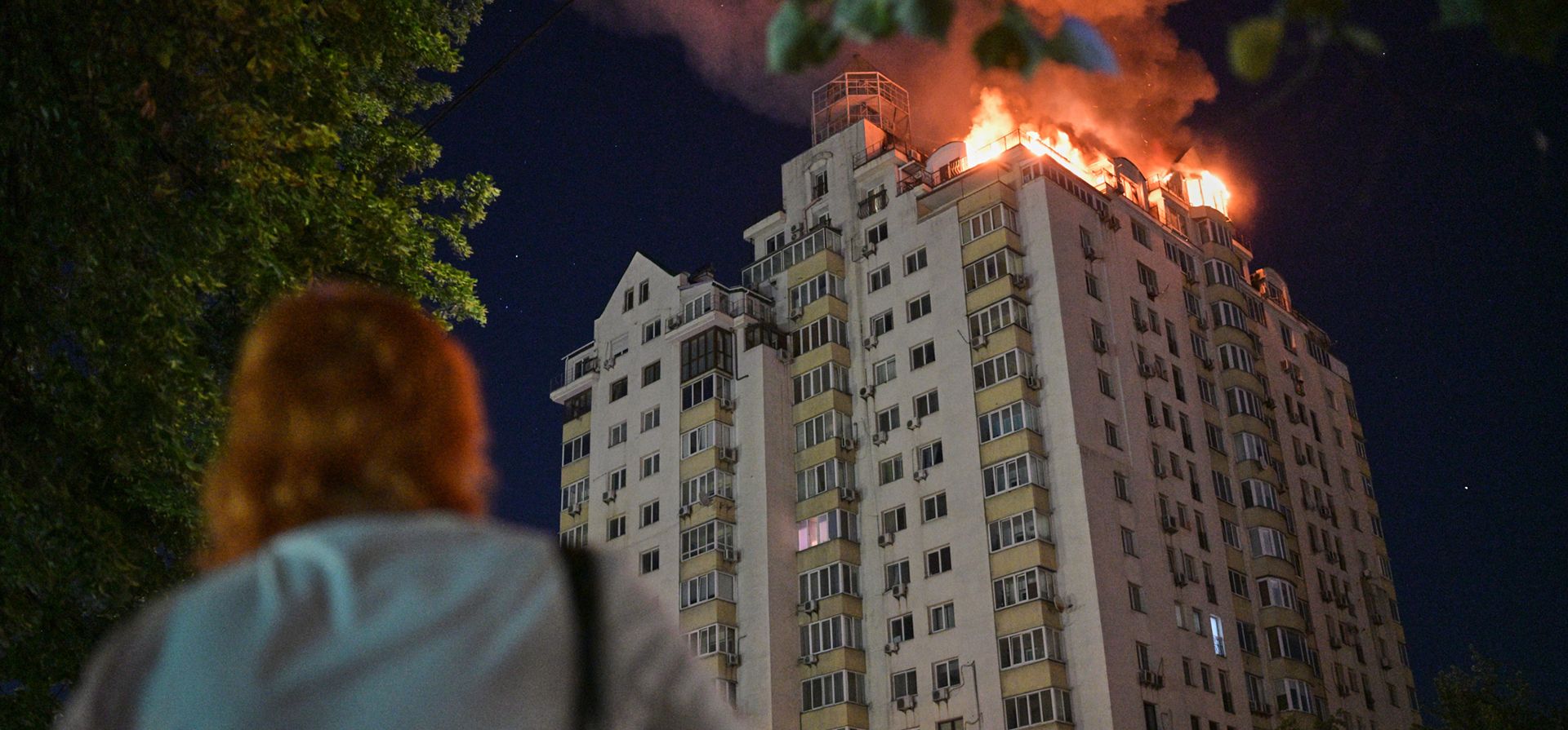 Una mujer mira un edificio de apartamentos en llamas tras un ataque ruso en Kiev, Ucrania, el jueves 2 de julio de 2026. (AP Foto/Danylo Antoniuk) Una mujer mira un edificio de apartamentos en llamas tras un ataque ruso en Kiev, Ucrania, el jueves 2 de julio de 2026. (AP Foto/Danylo Antoniuk)