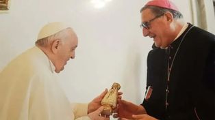 El Papa Francisco recibe un presente de parte del arzobispo de Rosario, Eduardo Martín, durante una visita realizada al Vaticano en octubre de 2022.&nbsp;
