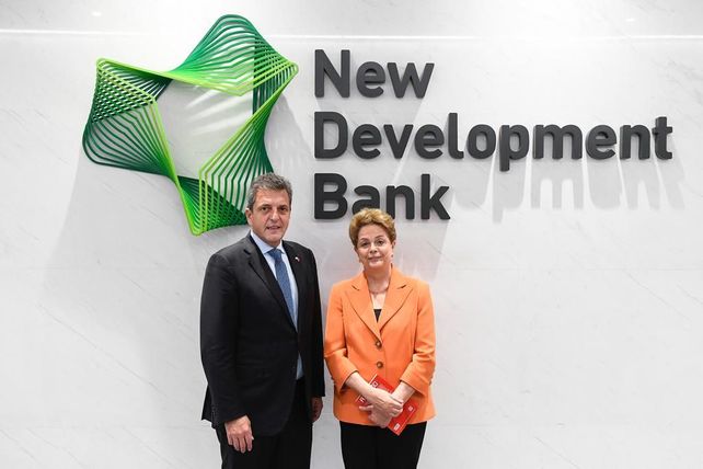 China: Sergio Massa, ministro de Economía y Dilma Rousseff, presidenta del banco de los Brics. 