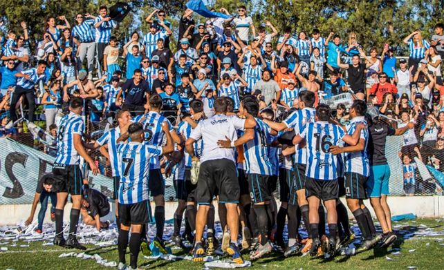 Los jugadores de Trebolense festejan junto a los hinchas el pasaje a la final del Clausura.