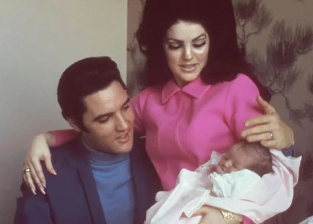 Elvis Presley, su esposa Priscilla y su hija Lisa Marie.