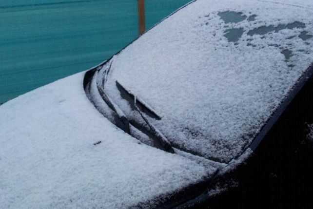 Los primeros copos de nieve tapizan de blanco las Sierras