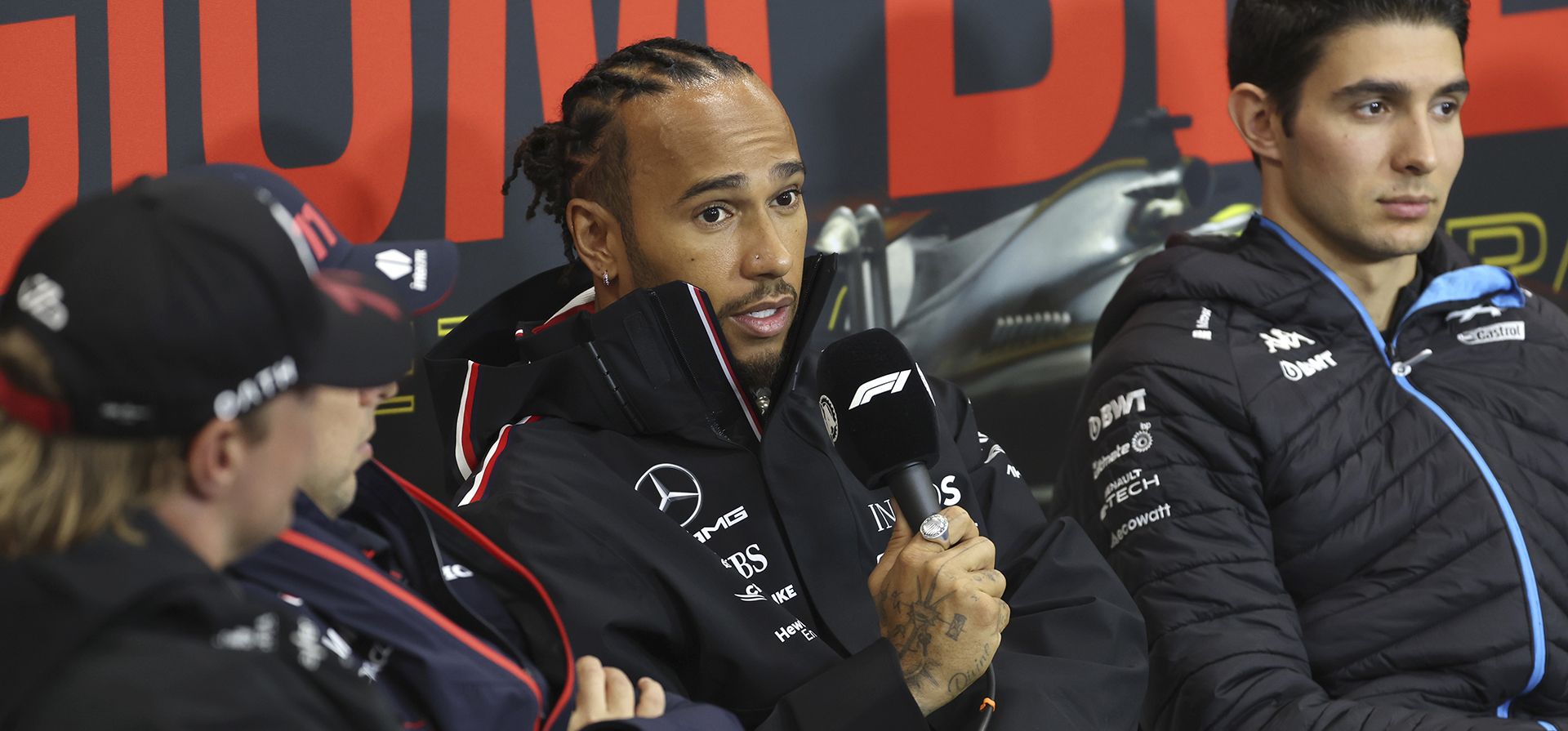 El piloto de Mercedes Lewis Hamilton de Gran Bretaña, en el centro, habla durante una conferencia de prensa antes del Gran Premio de Fórmula Uno en el hipódromo de Spa-Francorchamps en Spa, Bélgica, el jueves 27 de julio de 2023. El Gran Premio de Bélgica de Fórmula Uno tendrá lugar el domingo . (Foto AP/Geert Vanden Wijngaert) El piloto de Mercedes Lewis Hamilton de Gran Bretaña, en el centro, habla durante una conferencia de prensa antes del Gran Premio de Fórmula Uno en el hipódromo de Spa-Francorchamps en Spa, Bélgica, el jueves 27 de julio de 2023. El Gran Premio de Bélgica de Fórmula Uno tendrá lugar el domingo . (Foto AP/Geert Vanden Wijngaert)