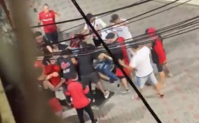 Una decena de hinchas de Newells golpearon a un estudiante de periodismo. (Imagen de video)