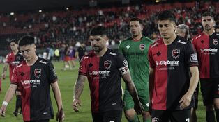 La salida de Newells tras la última derrota en el Coloso ante Barracas Central. El conjunto de Fabbiani luce caído, golpeado tras el clásico, aunque le queda el Clausura y la Copa Argentina para pelear.