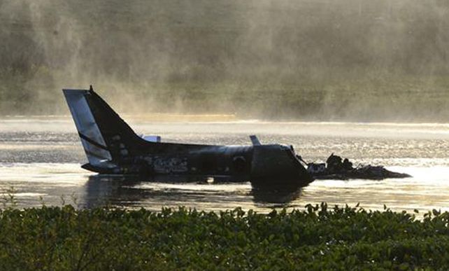 El avión cayó poco después de despegar del aeropuerto de Laguna del Sauce