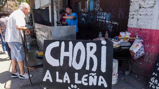El popular puesto de choripanes de Uriburu y Ayacucho