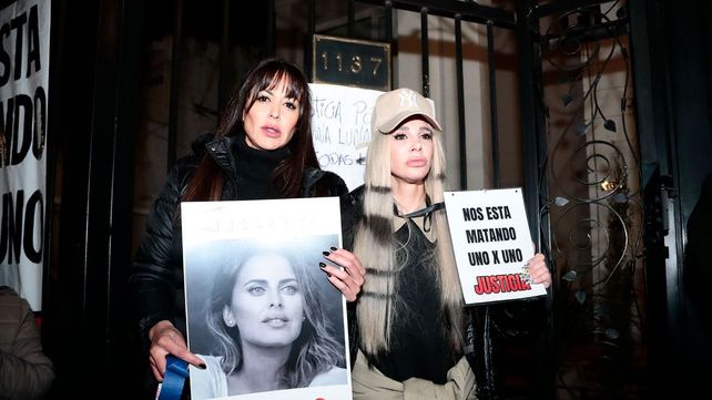 Pamela Sosa y Stefy Xipolitakis estuvieron presentes en la marcha contra Aníbal Lotocki.