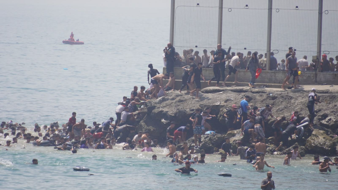Imagen del ingreso de miles de marroquíes a Ceuta por vía marítima