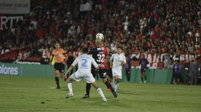 Cocoliso González en lo que puede haber sido su último partido con la camiseta de Newells.
