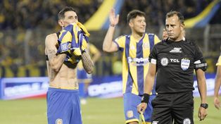 Darío Herrera espera para amonestar a Ángel Di María luego de celebrar el gol ante Newells