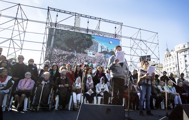 El actor Osmar Núñez y la actriz Paola Barrientos leyeron un documento en representación de los artistas.