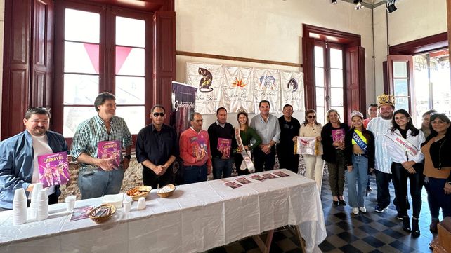 La Comisión Directiva de El Carnaval del País mantuvo un encuentro con el presidente del Club de Clubes y representantes de un carnaval de Encarnación