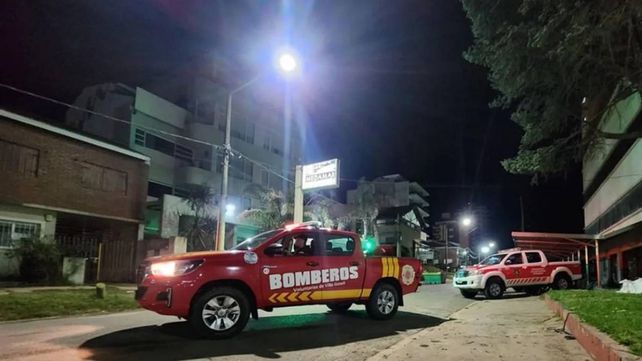 Bomberos trabajan sobre el derrumbe del hotel de avenida 1 y avenida Buenos Aires de Villa Gesell