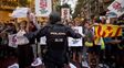 Tensión. Un agente de la Guardia Civil intenta detener el avance de manifestantes que protestaban frente a una de las sedes de gobierno requisadas.