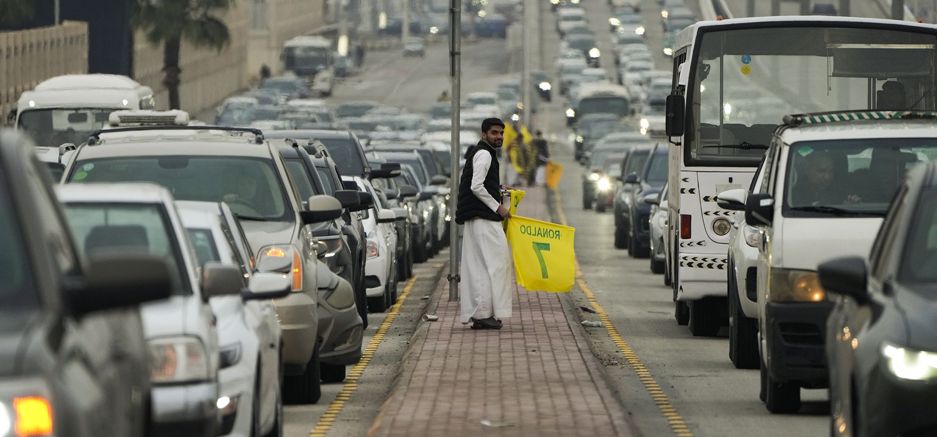 Vendedores ofrecen banderas con el número siete de Cristiano Ronaldo antes de su presentación oficial como nuevo miembro del club de fútbol Al Nassr en Riyadh, Arabia Saudita, el martes 3 de enero de 2023. (Foto AP/Amr Nabil)