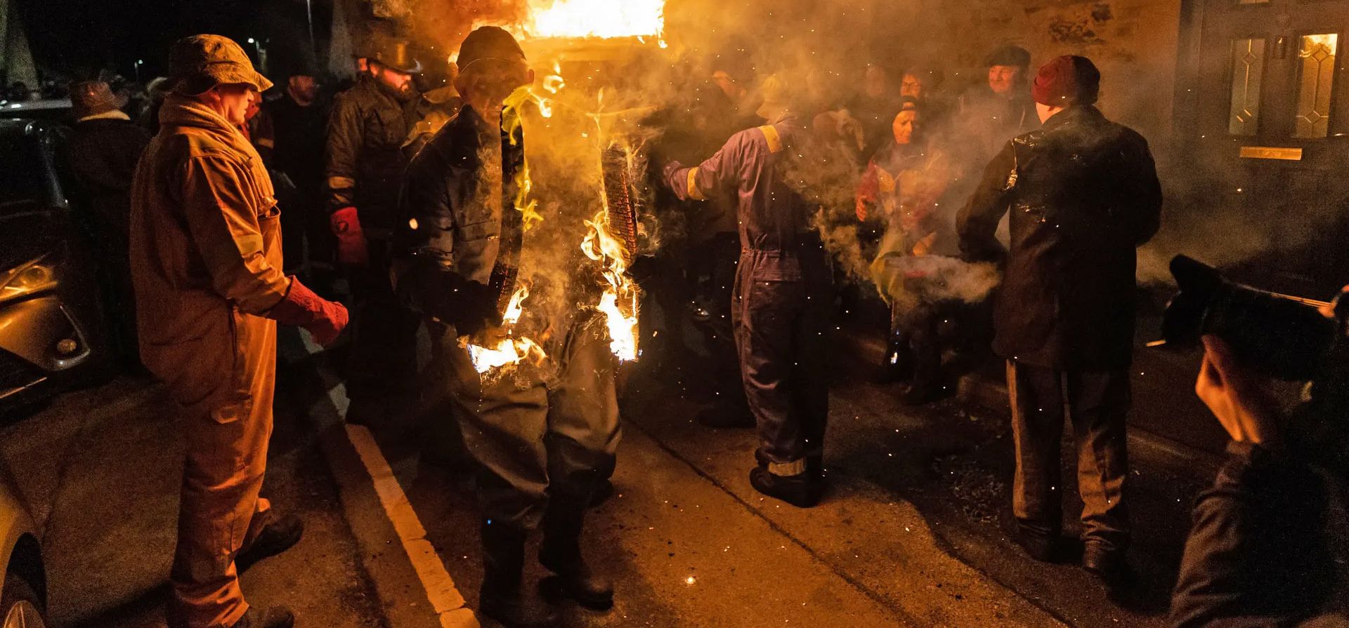 Burghead, Escocia. La gente lleva un barril de alquitrán ardiente durante la Quema del Clavie, un festival de fuego exclusivo de Moray, que saluda el Año Nuevo dos veces, el 11 de enero y el más tradicional 1 de enero. La tradición se remonta a la década de 1750, cuando se reformó el calendario juliano en Gran Bretaña y se introdujo el nuevo calendario gregoriano. Fotografía: Paul Campbell/PA