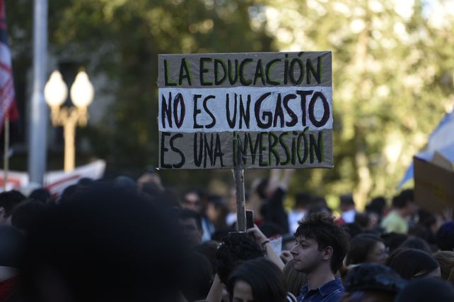 Asambleas y tomas simbólicas: la UNR organiza la resistencia al recorte de fondos