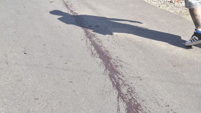 El reguero de sangre quedó marcado en la calle Manantiales por donde se arrastró Quinteros