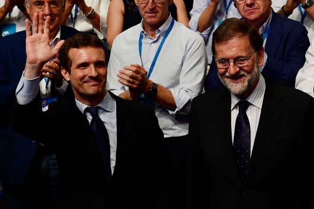 Recambio. Casado saluda a sus seguidores tras la elección junto a Rajoy.