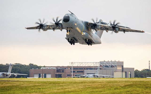 Un Airbus A400M de la Fuerza Aérea Alemana despega desde la base aérea de Wunstorf en la región de Hannover. En vista del rápido avance de los talibanes en Afganistán