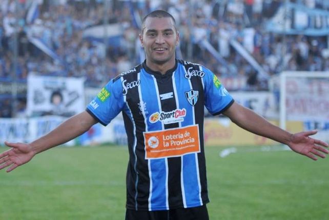 Video: Un jugador recibió un balazo de goma en la cabeza tras una pelea entre la barra y la Policía