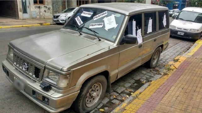 Dejó el auto frente a un garaje y se lo hicieron pagar muy caro