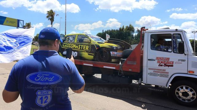 El piloto bicampeón del TC en San Juan fue bienvenido en su ciudad este lunes por decenas de fanáticos